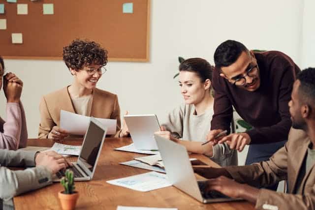 multiple-people-in-meeting-around-table